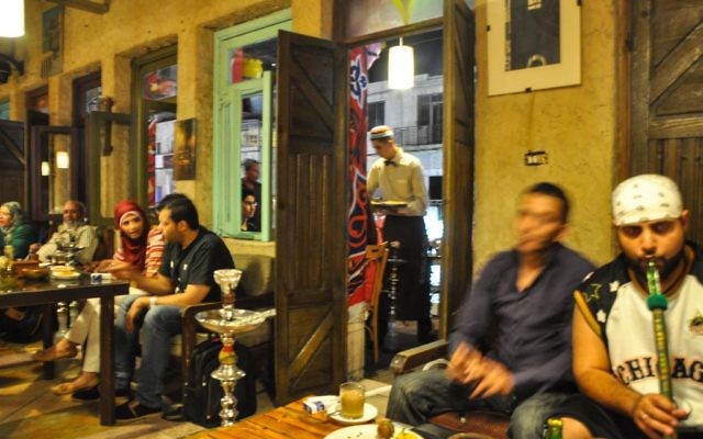 Les cafés reviennent à la vie la nuit pendant le mois du Ramadan, dans le monde musulman. (Crédit : Michal Shmulovich / Times of Israel) Les cafés reviennent à la vie la nuit pendant le mois du Ramadan, dans le monde musulman. (Crédit : Michal Shmulovich / Times of Israel)