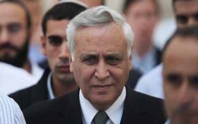 L'ancien président Moshe Katsav sort de la Cour suprême à Jérusalem, le 10 novembre 2011, après sa condamnation unanime pour viol. (Crédit : Kobi Gideon/Flash90)