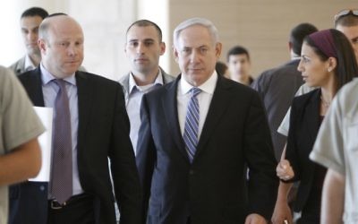 Gil Sheffer, à gauche, alors directeur de cabinet du Premier ministre Benjamin Netanyahu, à ses côtés, le 7 mai 2012. (Crédit : Miriam Alster/Flash90)