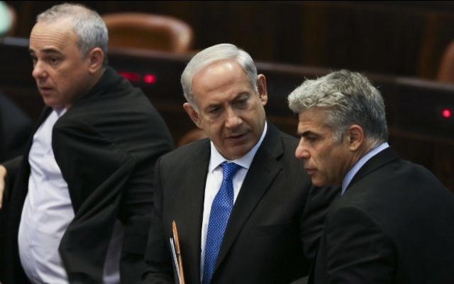 Le Premier ministre Benjamin Netanyahu, au centre, Yair Lapid, président du parti Yesh Atid, et Yuval Steinitz, ministre des Renseignements israéliens en arrière-plan, à la Knesset, le 8 juillet 2013. (Crédit : Yonatan Sindel/Flash90) Le Premier ministre Benjamin Netanyahu, au centre, Yair Lapid, président du parti Yesh Atid, et Yuval Steinitz, ministre des Renseignements israéliens en arrière-plan, à la Knesset, le 8 juillet 2013. (Crédit : Yonatan Sindel/Flash90)
