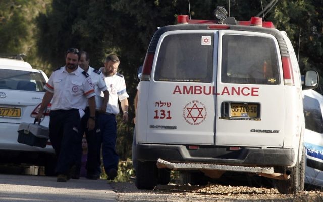 Des secouristes qui ont essayé de sauver un bébé oublié dans une voiture à Shiloh, en juillet 2013. Illustration. (Crédit : Flash90) Des secouristes qui ont essayé de sauver un bébé oublié dans une voiture à Shiloh, en juillet 2013. Illustration. (Crédit : Flash90)
