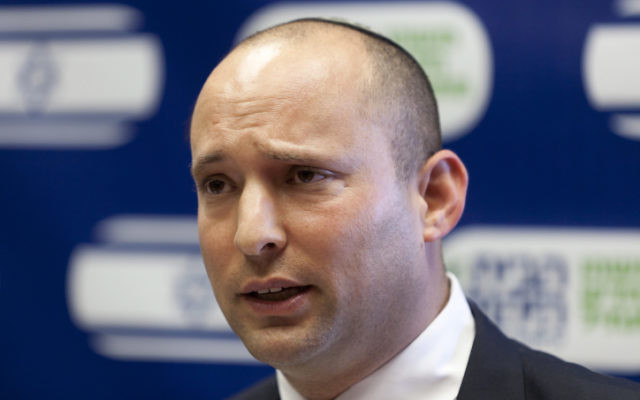 Naftali Bennett pendant une réunion de son parti HaBayit HaYehudi à la Knesset, le 22 juillet 2013. (Crédit : Flash90)