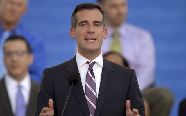 Le maire de Los Angeles Eric Garcetti s'exprime devant l'hôtel de ville après avoir prêté serment, le 30 juin 2013, Los Angeles. (Crédit : AP Photo/Mark J. Terrill)