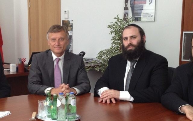 Le rabbin Menachem Margolin, à droite, et l'ambassadeur de Pologne auprès de l'UE Marek Prawda, mardi à Bruxelles. (Crédit : avec l'aimable autorisation de l'Association juive européenne) Le rabbin Menachem Margolin, à droite, et l'ambassadeur de Pologne auprès de l'UE Marek Prawda, mardi à Bruxelles. (Crédit : avec l'aimable autorisation de l'Association juive européenne)
