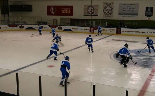 L'équipe de hockey israélienne sur la glace. (Crédit : Rapahel Gellar)