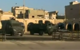 Des véhicules égyptiens militaires qui se suivent dans le nord du Sinai. (Crédit : screen capture/YouTube)