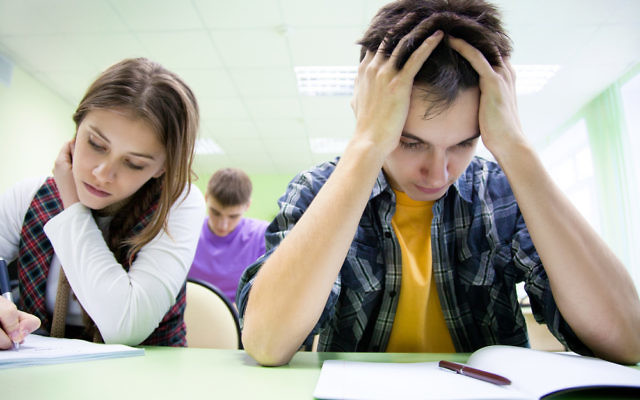 Etudiants passant un examen (Photo illistrative de Shutterstock)