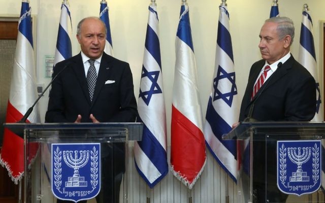 Benjamin Netanyahu et, Laurent Fabius, à Jérusalem, 25 août 2013. (Crédit : Marc Israel Sellem/Pool/Flash90) Benjamin Netanyahu et, Laurent Fabius, à Jérusalem, 25 août 2013. (Crédit : Marc Israel Sellem/Pool/Flash90)