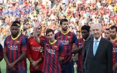 Lionel Messi salue la foule parès avoir été mentionné par Shimon Peres (Crédit : Yehuda Kirschenbaum)