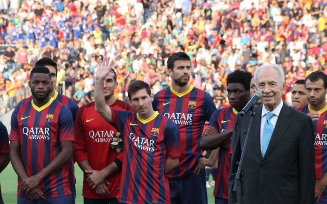 Lionel Messi salue la foule parès avoir été mentionné par Shimon Peres (Crédit : Yehuda Kirschenbaum) Lionel Messi salue la foule parès avoir été mentionné par Shimon Peres (Crédit : Yehuda Kirschenbaum)