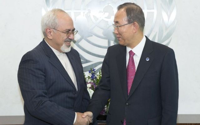 Le secrétaire général des Nations unies Ban Ki-Moon et le ministre des Affaires étrangères iranien Zarif (Crédit : Eskinder Debebe/Nations unies) Le secrétaire général des Nations unies Ban Ki-Moon et le ministre des Affaires étrangères iranien Zarif (Crédit : Eskinder Debebe/Nations unies)