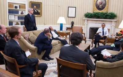 Le président Barack Obama dans le bureau oval avec ses conseillers pour discuter d'une nouvelle stratégie pour la situation en Syrie. (Crédit: Pete Souza/Official White House Photo)