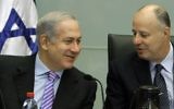 Le Premier ministre Benjamin Netanyahu et Tzahi Hanegbi, député du Likud, pendant une réunion à la Knesset en 2010. (Crédit : Miriam Alster/Flash90)