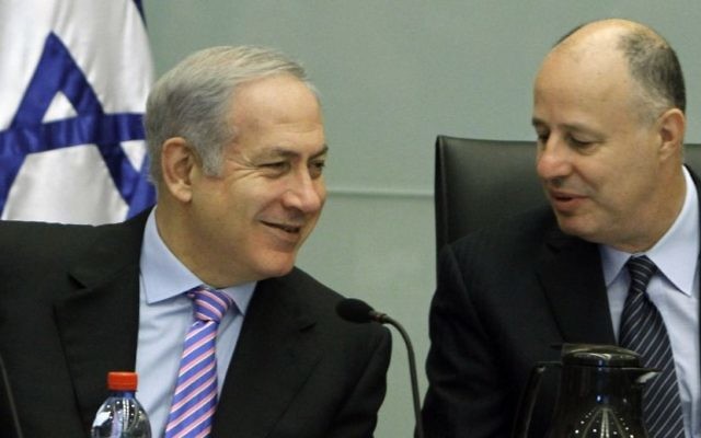 Le Premier ministre Benjamin Netanyahu et Tzahi Hanegbi, député du Likud, pendant une réunion à la Knesset en 2010. (Crédit : Miriam Alster/Flash90) Le Premier ministre Benjamin Netanyahu et Tzahi Hanegbi, député du Likud, pendant une réunion à la Knesset en 2010. (Crédit : Miriam Alster/Flash90)