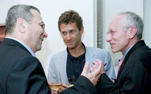 L'homme d'affaires franco-israélien Beny Steinmetz (centre) et Ehud Barak (gauche) et Stanley Fischer (droite) (Crédit : Moshe Shai/Flash 90)