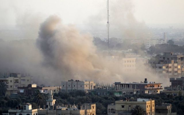 Des colonnes du fumée après l'explosion d'un tunnel de contrebande creusé en dessous de la frontière israélo-égyptienne au sud de la bande de Gaza, le 31 août 2013. (Crédit : Abed Rahim Khatib/Flash90) Des colonnes du fumée après l'explosion d'un tunnel de contrebande creusé en dessous de la frontière israélo-égyptienne au sud de la bande de Gaza, le 31 août 2013. (Crédit : Abed Rahim Khatib/Flash90)