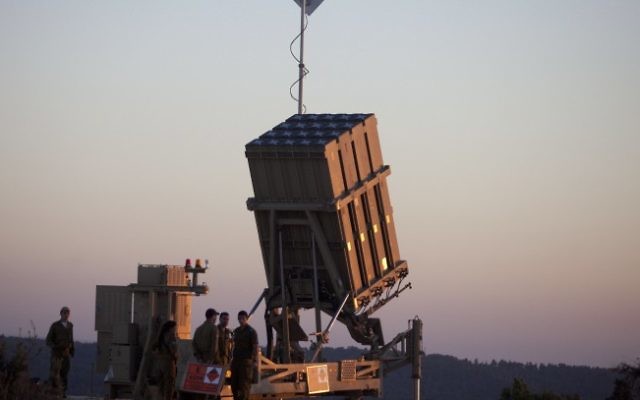 Des soldats israéliens autour du système de protection anti-missile Iron Dome (Crédit : Flash90)