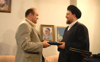 Siamak Moreh Sedgh (à gauche), avec Sayyed Hassan Khomeini, le petit-fils de l'ayatollah Ruhollah Khomeini, le fondateur de la République islamique d'Iran. (Crédit : site internet de la communauté juive iranienne)