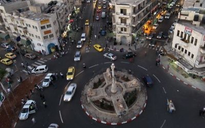 La place Manara de Ramallah, en Cisjordanie. (Crédit : Nati Shohat/Flash90)