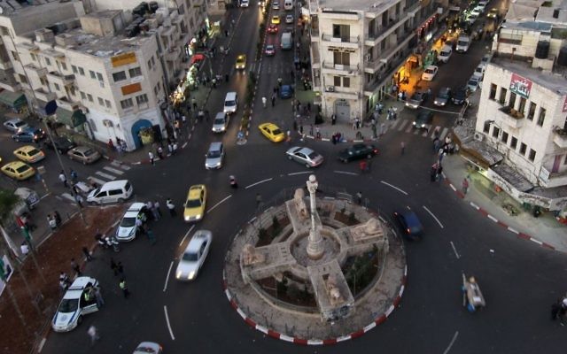 La place Manara de Ramallah, en Cisjordanie. (Crédit : Nati Shohat/Flash90)