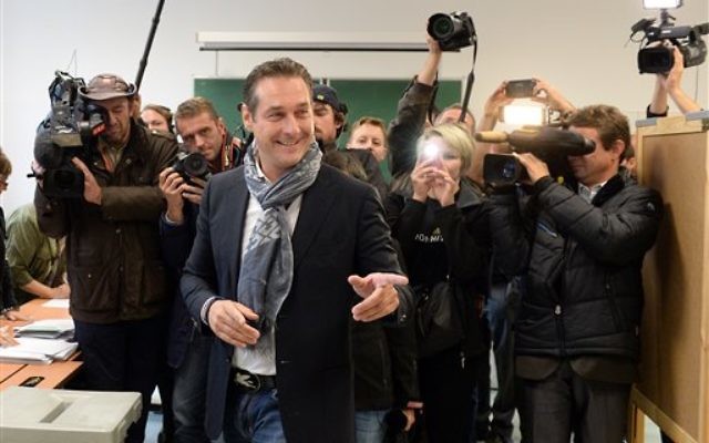 Le candidat du Parti de la Liberté (FPÖ), Heinz-Christian Strache, lors des élections nationales dans un bureau de vote de Vienne, en Autriche, le 29 septembre 2013. (Crédit : AFP) Le candidat du Parti de la Liberté (FPÖ), Heinz-Christian Strache, lors des élections nationales dans un bureau de vote de Vienne, en Autriche, le 29 septembre 2013. (Crédit : AFP)