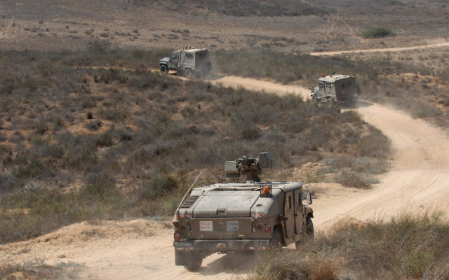 Un véhicule de patrouille le long de la frontière avec Gaza en 2011. (Crédit : Gili Yaari/Flash 90)