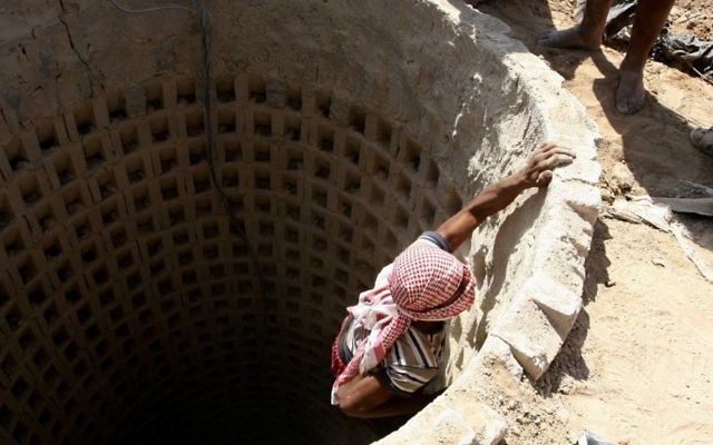 Un contrebandier palestinien dans un tunnel le long de la frontière entre la bande de Gaza et l'Egypte, à Rafah, dans le sud de la bande, le 4 octobre 2012. (Crédit : Abed Rahim Khatib/Flash 90) Un contrebandier palestinien dans un tunnel le long de la frontière entre la bande de Gaza et l'Egypte, à Rafah, dans le sud de la bande, le 4 octobre 2012. (Crédit : Abed Rahim Khatib/Flash 90)