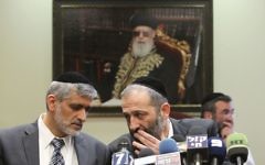 Eli Yishai (gauche) et Aryeh Deri pendant une réunion du  Shas, le 18 février 2013. (Crédit : Miriam Alster/Flash90)