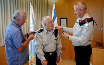 Benny Gantz, alors chef d'état-major, à droite, épingle le grade de général de division sur l'épaule gauche de Pundak, en 2013. (Crédit : porte-parole de l'armée israélienne)