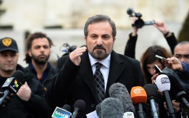 Le porte-parole de la Coalition de l'opposition syrienne, Louay Safi, lors d'une déclaration à la presse, le 30 janvier 2014 à Genève 
(Crédit: AFP/Philippe Desmazes)