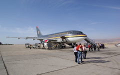 Un avion de la compagnie aérienne jordanienne, Royal Jordanian, à l’aéroport d'Aqaba en Jordanie, à 10km d'Eilat. (Crédit : Berthold Werner/Wikimedia Commons/CC BY 3.0)