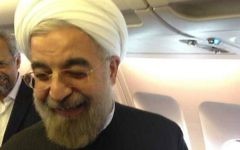 Le président Hassan Rouhani à bord de son avion à New York, retournant à Téhéran (Crédit : @HassanRouhani via Twitter)