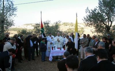 Le curé de Beit Jala, le père Ibrahim al-Shomali, qui célèbre la messe dans la vallée.
(Crédit : AFP Musa al-Shaer)