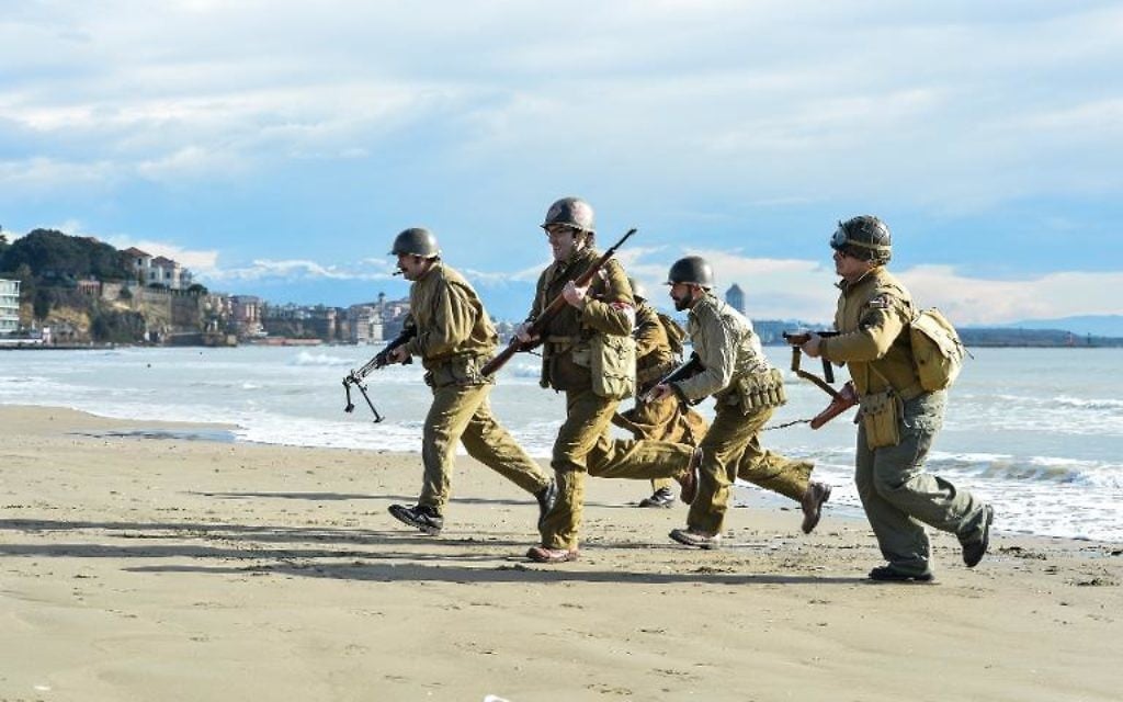Des amateurs d'histoire et de la deuxième guerre mondiale rejouent le débarquement sur la plage d'Anzio à 52 km au sud de Rome (Crédit : AFP/Andreas Solaro)