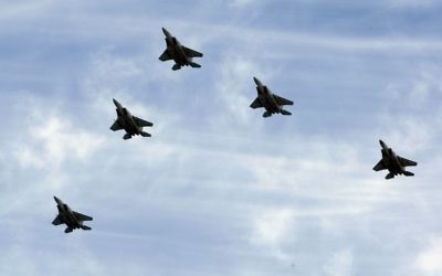 Des avions F-15 de l'armée israélienne en vol de formation (Crédit : Moshe Shai/Flash90)