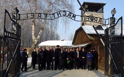 Des membres de la Knesset à l'entrée de l'ancien camp nazi d'Auschwitz-Birkenau le jour international de la Shoah, le 27 janvier 2014 
(Crédit : AFP/Janek Skarzynski)