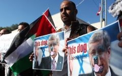 Des Palestiniens qui manifestent à Ramallah contre le  Premier ministre, Stephen Harper - en raison de son vote négatif aux Nations unies pour accorder à l'Autorité palestinienne, le statut d'Etat observateur. (Crédit : Issam RImawi/Flash90)