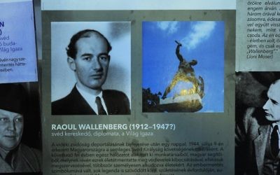 Des photos du diplomate suédois Raoul Wallenberg qui sauva des milliers de Juifs hongrois, le 3 août 2012 au Mémorial de l'Holocauste à Budapest (Crédit : AFP/Archives Attila Kisbenedek)