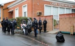Des policiers devant l'école Ozar Hatorah, à Toulouse, le 19 mars 2012. (Crédit : AFP/Archives Remy Gabalda)