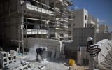 Des ouvriers palestiniens sur un chantier du quartier Gilo, à Jérusalem Est, le12 août 2013. Illustration. (Crédit : Menahem Kahana/AFP)
