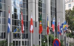 Drapeaux européens devant le  Parlement européen à Bruxelles. Illustration. (Crédit : Francisco Antunes/CC BY/Flickr)