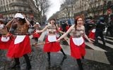 En marge de la manifestation, une dizaine de militantes du groupe "Femen" ont scandé "allez brouter ailleurs", avant d'être arrêtées par les forces de l'ordre.  (Crédit : Thomas Samson/AFP)