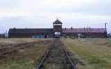 Illustration : Les rails de chemin de fer qui mènent au camp d'extermination d'Auschwitz-Birkenau, en Pologne. (Crédit : Serge Attal/Flash90)