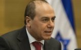Le ministre de l'Energie israélien Silvan Shalom, le 23 décembre 2013. (Crédit : Flash 90)