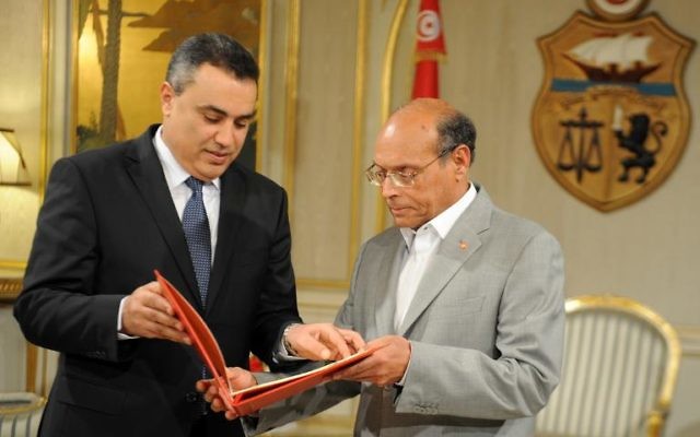 Le président tunisien Moncef Marzouki (à droite) reçoit la liste des membres du gouvernement que propose le Premier ministre désigné Mehdi Jomaâ, le 26 janvier 2014 à Tunis (Crédit : AFP/Fethi Belaid) Le président tunisien Moncef Marzouki (à droite) reçoit la liste des membres du gouvernement que propose le Premier ministre désigné Mehdi Jomaâ, le 26 janvier 2014 à Tunis (Crédit : AFP/Fethi Belaid)