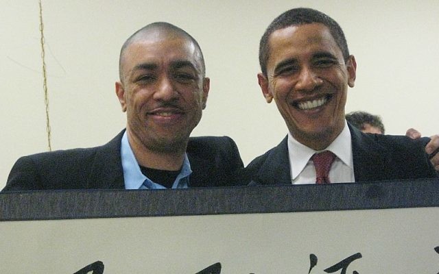 Mark Okoth Obama Ndesandjo et Barack Obama à Austin, en 2008 (Crédit: Mark Okoth Obama Ndesandjo)