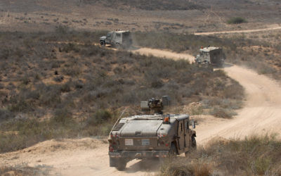 Des véhicules de l’armée israélienne en patrouille aux frontières avec Gaza. 20 août 2011. (Crédit : Gili Yaari/Flash 90)