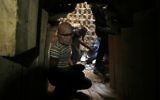 Un passeur palestinien dans un tunnel situé le long de la frontière entre la bande de Gaza et l'Egypte à Rafah, dans le sud de la bande de Gaza. Illustration.  (Crédit : Abed Rahim Khatib/Flash90)