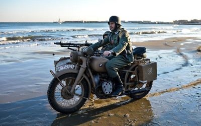 Un sidecar sur la plage d'Anzio en Italie, où a eu lieu une reconstitution du débarquement allié qui s'est tenu il y a exactement 70 ans, permettant ainsi la libération de Rome (Crédit : AFP/Andreas Solaro)