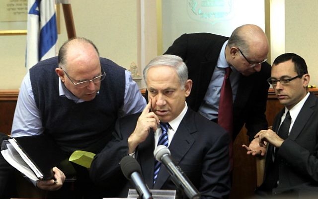 Uzi Arad et Benjamin Netanyahu, en 2009. (Crédit : Kobi Gideon/Flash90)